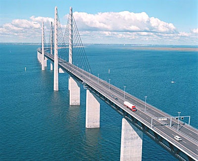 Via Øresundsbroen når vi frem til Sverige