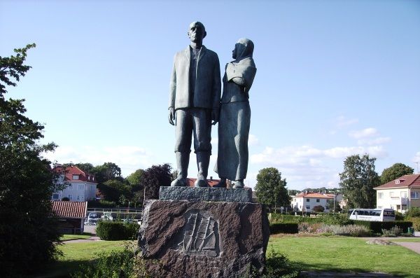 I Karlshamn ser vi Axel Olsons monument, Karl-Oskar og Kristina, fra Mobergs Udvandrerne