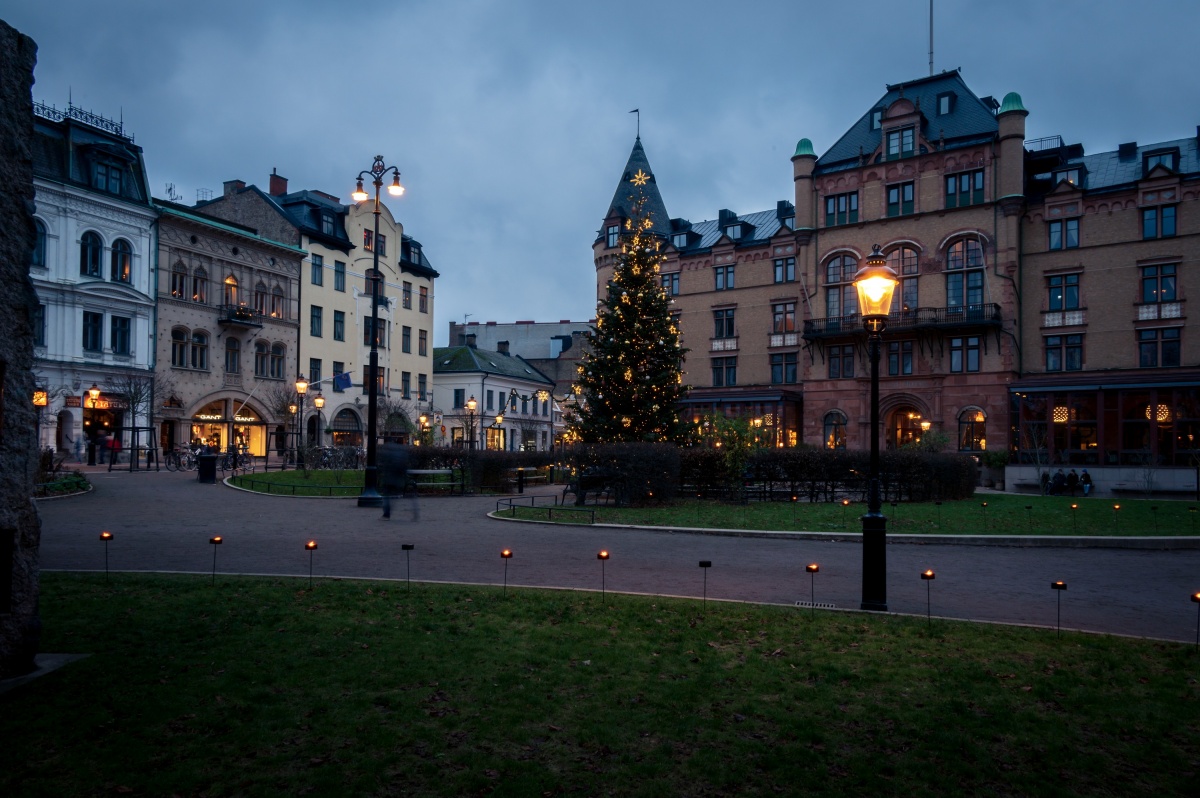 Vi kører til byens centrum, hvis gamle bykerne er fint julepyntet i adventstiden. Der er tid til frokost og en gåtur i centrum med vores rejseleder, inden vi hen på eftermiddagen kører til vores hotel i Malmø. Middag på hotellet.