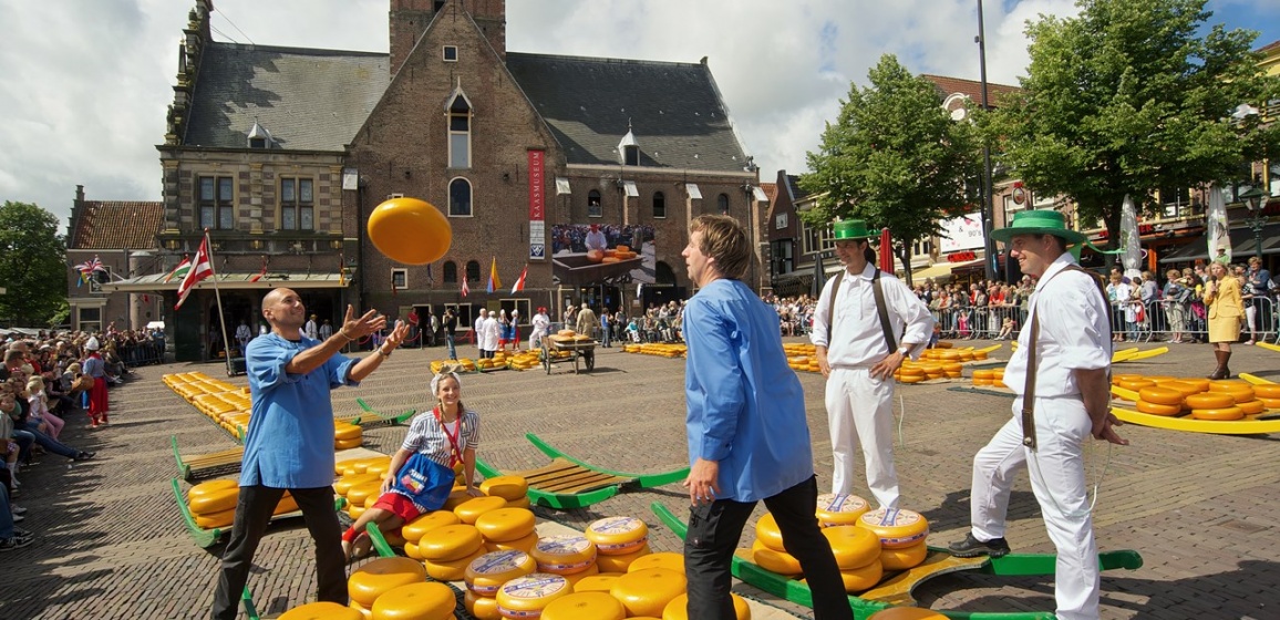 Gør en god handel på Ostemarked i Alkmaar - et show i sig selv.