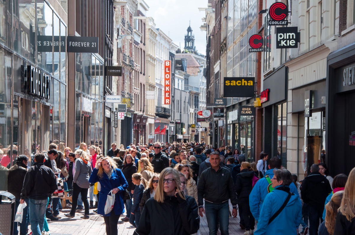 Der er mulighed for at vende forbi Kalverstraat - Amsterdams shopping street 