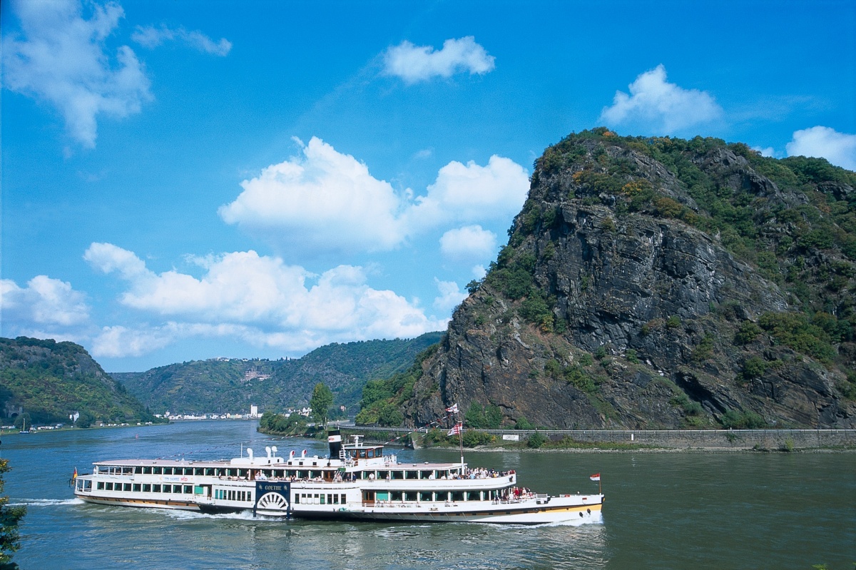 Vi sejler den smalleste strækning på Rhinen ved Loreleiklippen - smukt syn.