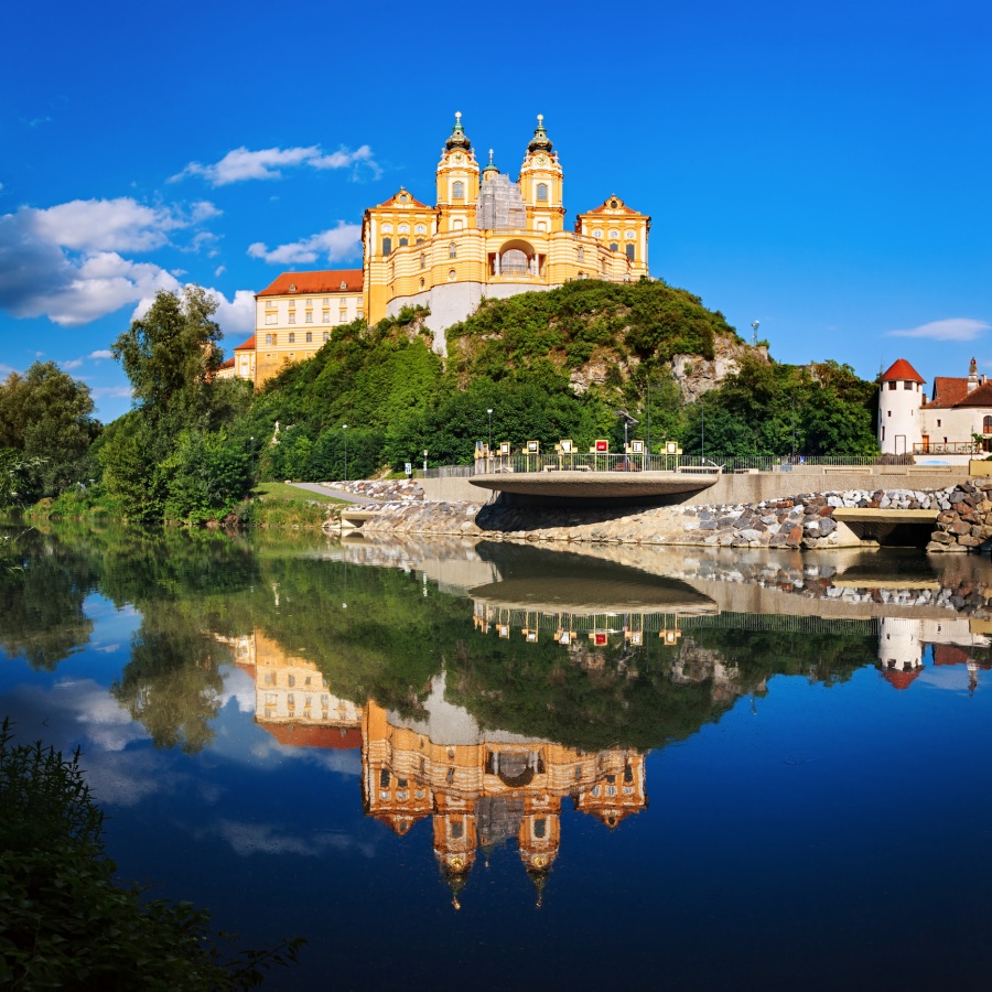Klosteret knejser smukt over Donau