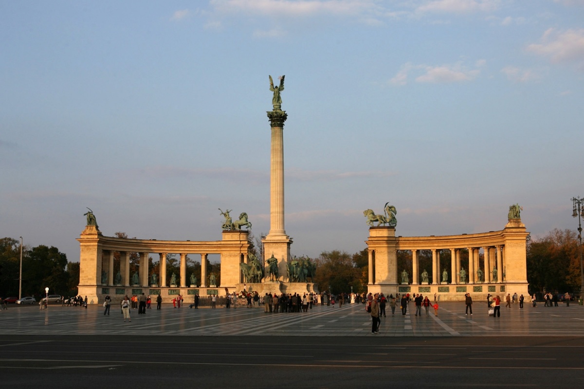 Efter en god nat om bord og en dejlig morgenbuffet på 3. dagen, tager vi fat på at opleve Budapest. Med bussen kører vi en dejlig sightseeingtur i byen, hvor vi bl.a. ser Heltepladsen, Operaen, Parlamentsbygningen og Donaupromenaden