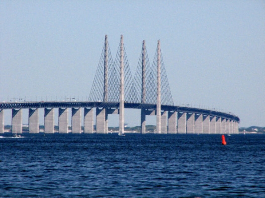 Efter vi har krydset den smukke Øresundsbro kommer vi til Sverige