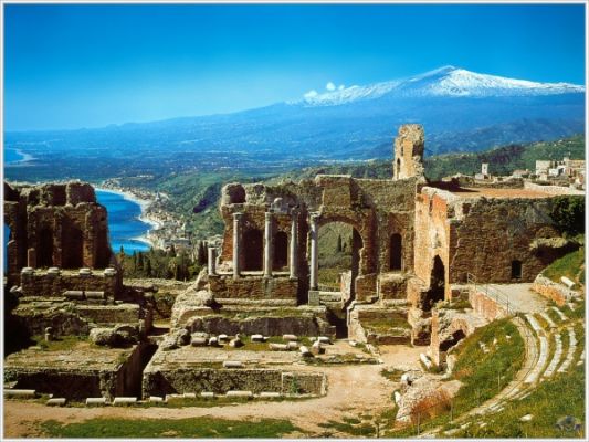 Taormina med Etna i baggrunden