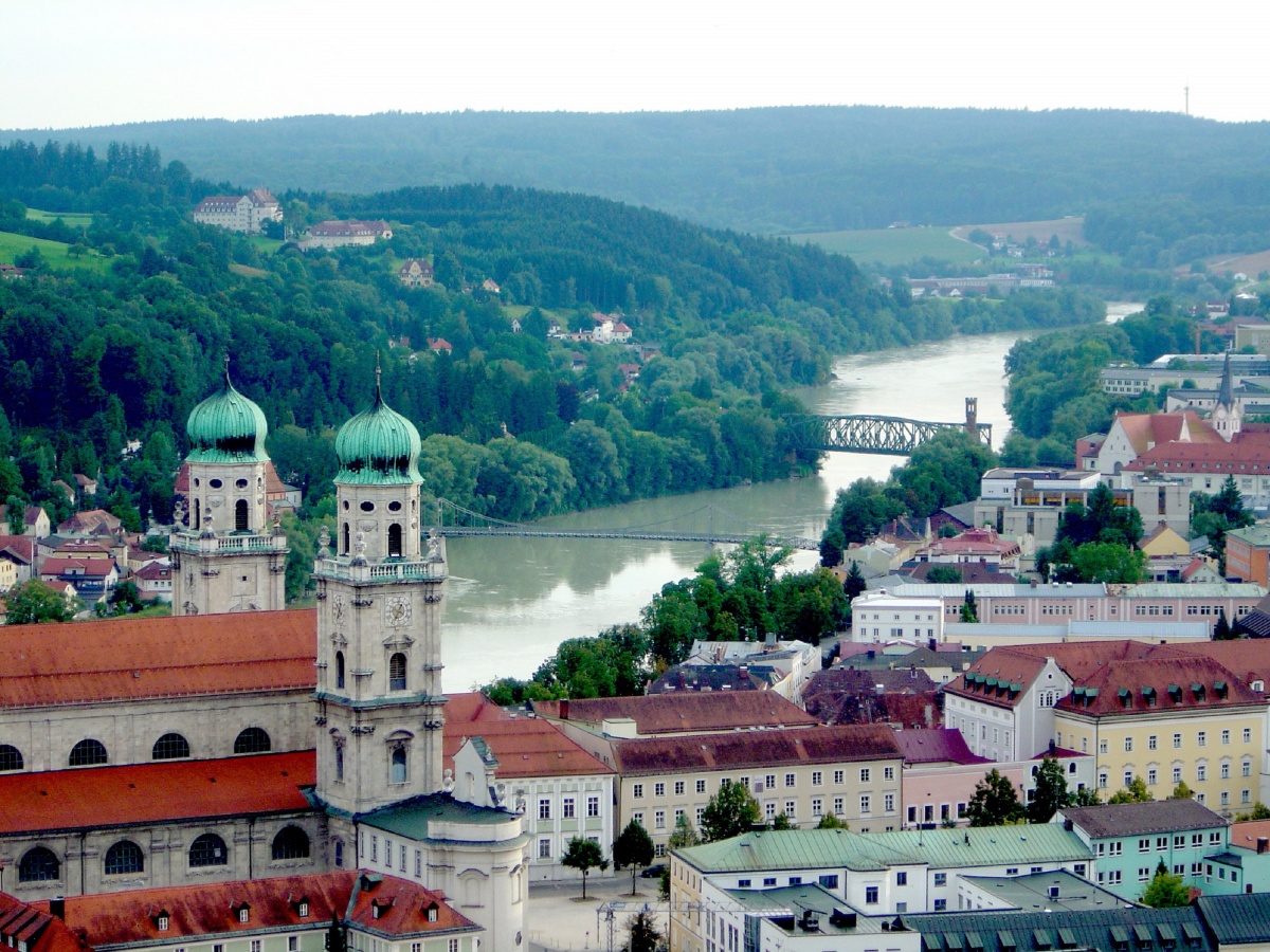 Efter en god nats søvn og en dejlig morgenbuffet på 2. dagen, kører vi ind til Passaus historiske centrum, hvor vi ser nærmere på den smukke bykerne, hvor Ilz og Inn flyder ind i Donau. Over middag sejler vi mod Wien 