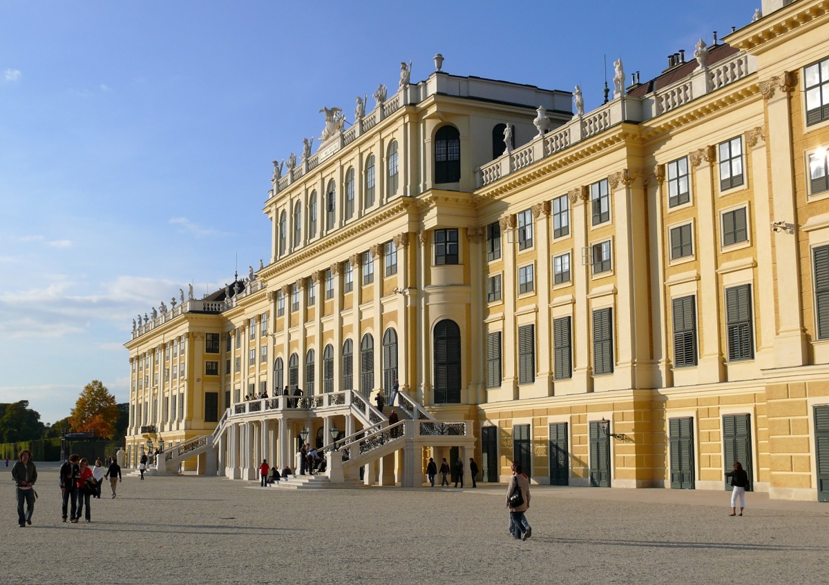 Vi ankommer til Korneuburg ved Wien om morgenen. Det bliver en pragtfuld dag i den østrigske hovedstad. Hele dagen er der oplevelser og sightseeing, og om formiddagen kører vi til wienernes stolthed, den kejserlige sommerresidens, Schönbrunn. Under rundvisningen oplever vi nogle få af de ca. 1.700 værelser, der er på slottet