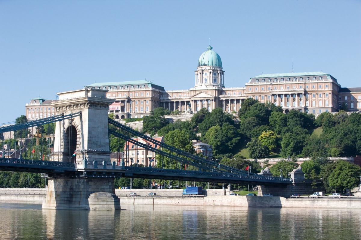 En herlig 3. dag i Ungarns smukke hovedstad venter os. Vi tager på en formiddagsrundtur med bussen i Budapest på Pestsiden, hvor vi bl.a. ser Heltepladsen, Operaen, Parlamentsbygningen og Donaupromenaden