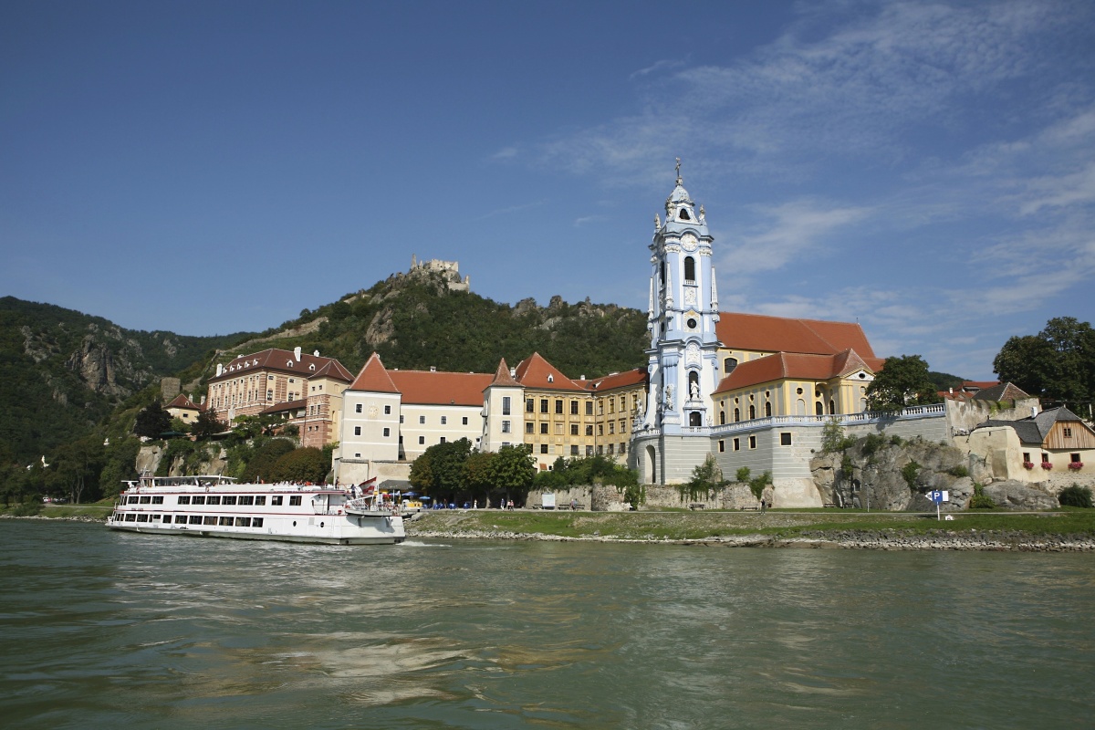 Tidligt på morgenstunden på 3. dagen, begynder sejladsen på Donau, og omkring middag ankommer vi til Melk, hvor vi besøger Benediktinerklostret, og senere på eftermiddagen kører vi en udflugt til den flotte, maleriske by, Dürnstein, som bl.a. er kendt fra historien om Richard Løvehjerte