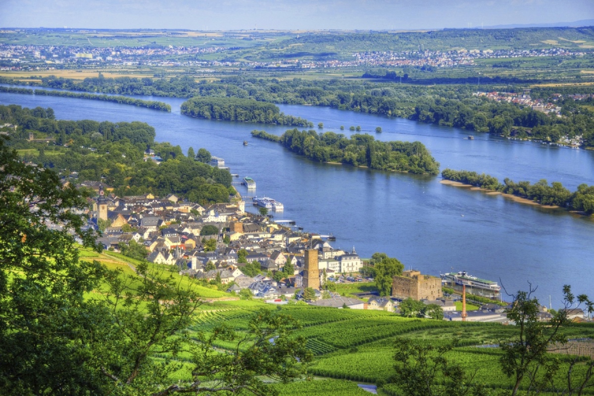 Mens vi nyder morgenmaden på 2. dagen, sejler vi på den mest romantiske strækning af Rhinen mellem Koblenz og Rüdesheim