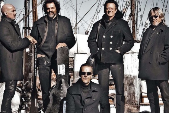 Nyd sømandsviser blandet med pop, rock’n’roll og ikke mindst irsk folkemusik når Santiano spiller