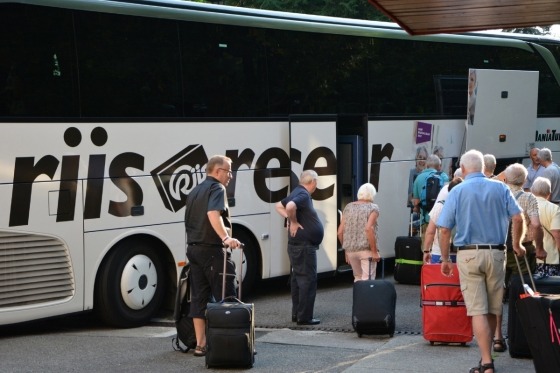 Efter påstigning går rejsen via Padborg til vores første overnatningshotel ved Nürnberg. Vi spiser aftensmad undervejs. Efter morgenmaden på 2. dagen fortsætter vi sydpå igennem det storslåede Sydtyskland og Østrig, og først på aftenen kommer vi til Verona, som vi overnatter i nærheden af.  Middag ved ankomst