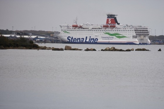 Afrejse fra Jylland, Fyn og Sjælland. Vi kører mod Karlskrona, hvor vi ved 20.00 tiden går om bord på vores dejlige Stena Line skib. Vi indkvarteres i vores kahytter, og herefter venter 2-retters middag inkl. ikke alkoholiske drikkevarer