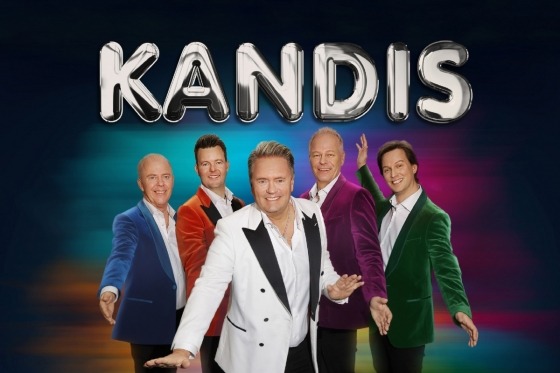 Du kan godt se at få smurt danseskoene og trække i tøjet, der kan trække noget sved, for denne rejse til julebal med Kandis i Midtbyhallen i Svendborg kan få pulsen op og få sveden til at drive