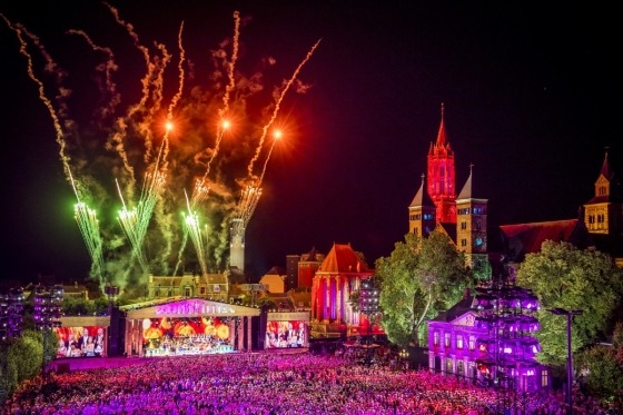 Det bliver André Rieu i topform og på hjemmebane, vi skal opleve på denne herlige sommer-koncertrejse. Hvert år er det en enestående begivenhed, når Valsekongen og hans Johan Strauss Orchestra henrykker og begejstrer tusindvis af musikglade fans på det store torv i den charmerende sydhollandske by, Maastricht