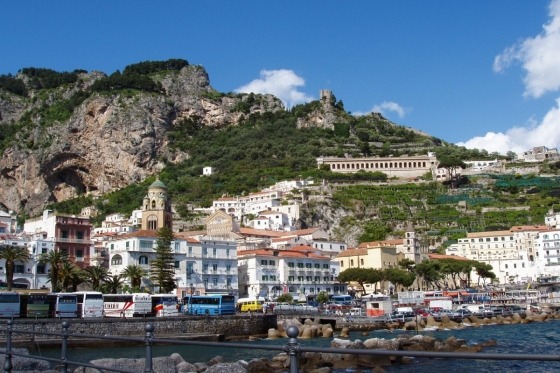 Det fantastiske ved ferieoplevelser ved Amalfikysten er, at vi i én og samme rejse kan blande den smukke italienske natur, den sydlandske feriestemning og uendelige mængder af arkæologiske perler som udflugtsmål. Det er alt sammen med til at gøre rejsen komplet