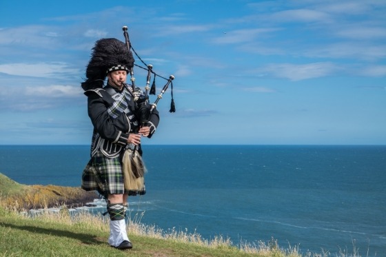 Rejsen til Skotland tager dig med til mange af de steder, du måske har hørt eller læst om. Du vil opleve Glasgow, Isle of Skye, Inverness, Loch Ness, Perth, Edinburgh og mange, mange andre steder