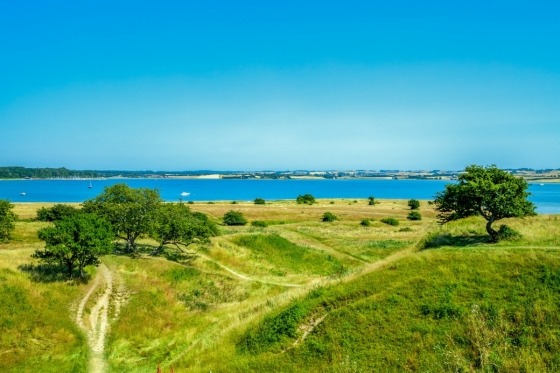 Det er en perlerække af smukke og interessante steder og seværdigheder, vi præsenterer for dig på denne rejse i Østjylland og med besøg på Samsø og de vidunderlige Mols Bjerge
