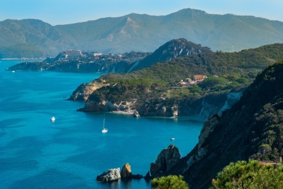 Italiens mest berømte landskab findes i den magiske region Toscana, som primært forbindes med bølgende bakker og sølvfarvede olivenlunde, men Toscana er også hjemsted for den fantastiske Elba - Toscanas smukkeste ø. Italiens tredjestørste ø er kendt for sit milde og behagelige middelhavsklima, sine varierede strande og sit krystalklare vand