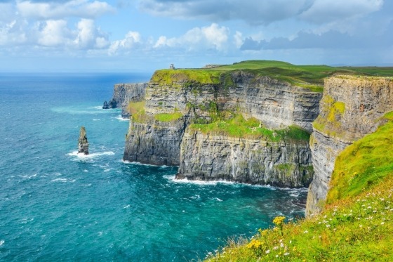 Det er en enestående fornemmelse at stå i det vestlige Irland ved Cliffs of Moher og skue ud over Atlanterhavet fra de høje klinter