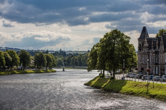 Rejsen til Skotland tager dig med til mange af de steder, du måske har hørt eller læst om. Du vil opleve Glasgow, Isle of Skye, Inverness, Loch Ness, Edinburgh og mange, mange andre steder