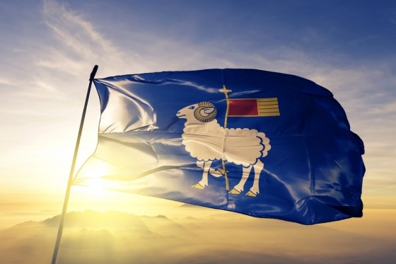 På Gotland venter der os en flot Ø-oplevelse med en særlig natur og en særdeles spændende kulturhistorie. Øen er en gammel Hanseø i Østersøen, som gennem tiden har spillet en vigtig rolle i Sveriges historie, og som i dag tiltrækker især turister fra hele Europa