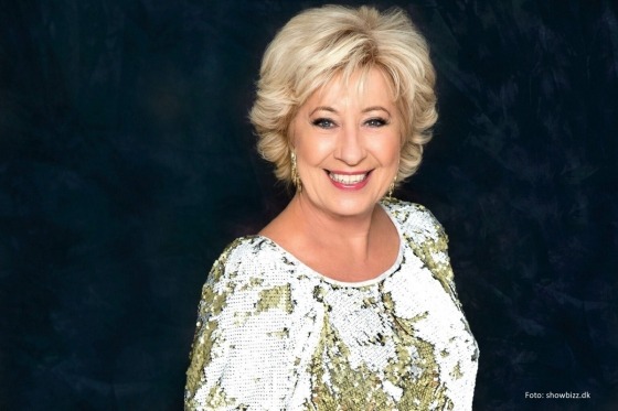 Oplev en festlig vinteraften med Birthe Kjær i Teltet på Bakken Her kan man glæde sig til en aften med Birthe Kjærs største og mest elskede hits - leveret med overskud, smil og musikalsk spilleglæde sammen med The Feel Good Band. Det bliver en varm, livsbekræftende koncertoplevelse med fællessang, nærvær og rendyrket feel good-stemning