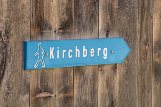 Kirchberg i Kitzbühler Alperne er hvert år et af vores populæreste rejsemål i Østrig. Vi er kommet til Kirchberg siden 1975, så i 2025 fejrede vi 50 års jubilæum. NB! På afgangen 3. oktober laver vi en særlig foranstaltning: Mange tror at det ofte regner og er koldt i Tyrol i starten af oktober. Det er faktisk ikke korrekt. Vejret er ofte lunt og lækkert, men vi har på afgangen 3. oktober, lavet denne lille ”spøg”: Hvis det regner i tidsrummet 9 – 17 hhv. 5., 6., 7. eller 8. oktober, sørger vi for fri øl, vin og vand til aftensmaden på den eller de dage, hvor det regner.  Vi håber at du har lyst til at prøve at rejse med. Spændende bliver det