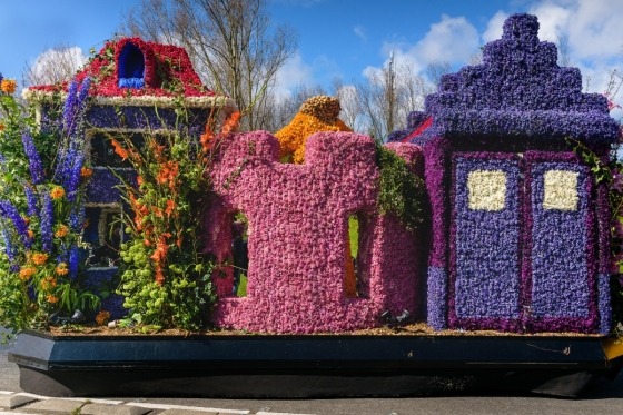 Kom med til Holland den 16. til 19. april, når det halve Holland og resten af verden overværer den imponerende blomsterparade fra Noordwijk til Haarlem. I lighed med de foregående år ventes flere hundredetusinde at tage opstilling langs optogets rute for at nyde synet af de smukt, blomstersmykkede bilflåder