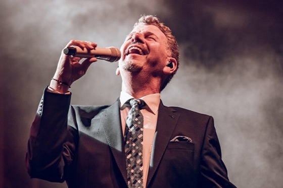 Semino Rossi er en fantastisk kunstner, hvis stemme har en magisk evne til at røre hjertet. Hans musik er en smuk blanding af romantik og melankoli, og hans sange fortæller historier om kærlighed, længsel og livets skønhed. Med sin charmerende personlighed og dybe følelser formår han at skabe en forbindelse til sit publikum, der er både ægte og uforglemmelig
