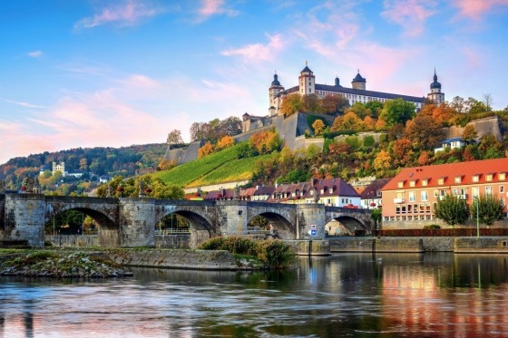 Hele 3 af Tysklands smukkeste, største og mest seværdige floder danner baggrunden for dette skønne flodkrydstogt. Vi starter togtet i den vidunderlige fyrstebispeby Würzburg ved Mainfloden i Franken, og slutter på Mosel omkring Riol, tæt ved den gamle romerske koloniby, Trier ved Moselfloden