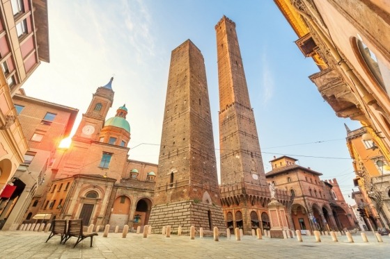 Velkommen til en rejse ind i hjertet af det ægte Italien – regionen Emilia-Romagna, hvor maden, de livlige kulturbyer og den storslåede historie fylder det meste. Her møder middelalderborge renæssancepaladser, romanske katedraler og farverige markeder, alt krydret med den varme, gæstfrie stemning, Italien er så elsket for