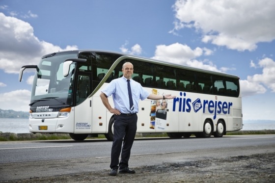 Chaufføren byder velkommen i bussen