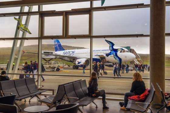 Vi flyver med Atlantic Airways til Færøerne. Fra lufthavnen fortsætter vi med bus til Tórshavn