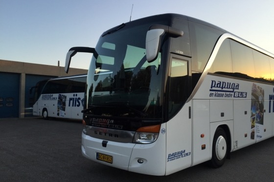 Vi kører i 4-stjernet bus mod vores overnatningshotel