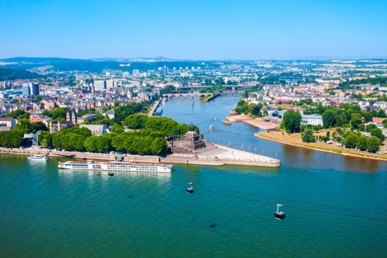 Vi sejler forbi Koblenz ved Mosels udmunding i Rhinen ved Deutsches Eck